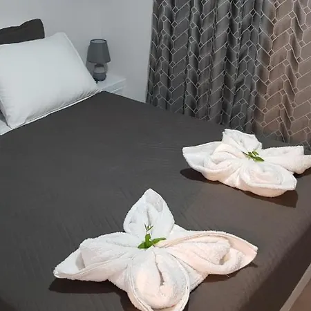 Santorini Seaview Garden - Perfect Location Apartament